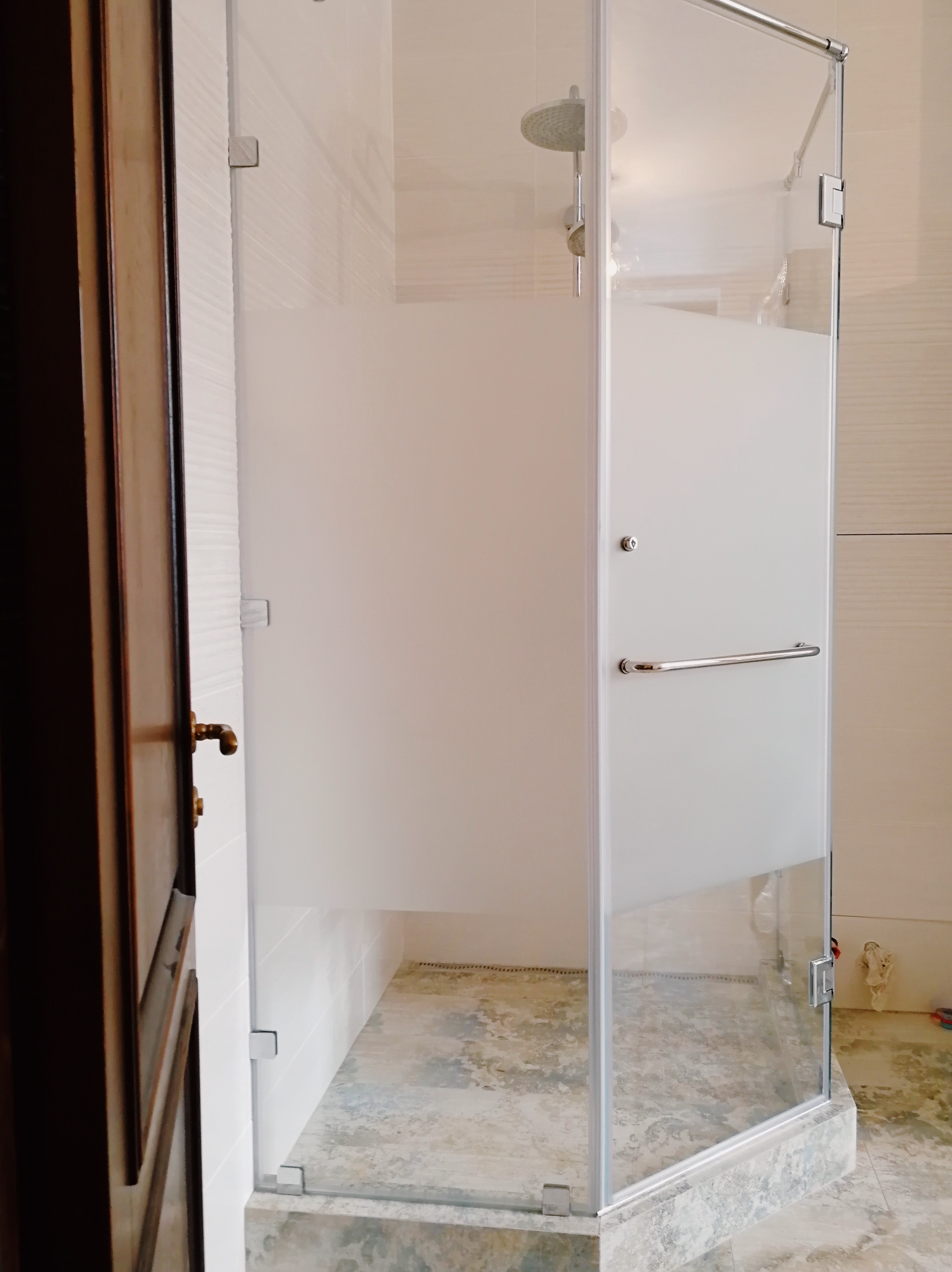 Наши работы: двери, душевые,зеркала.