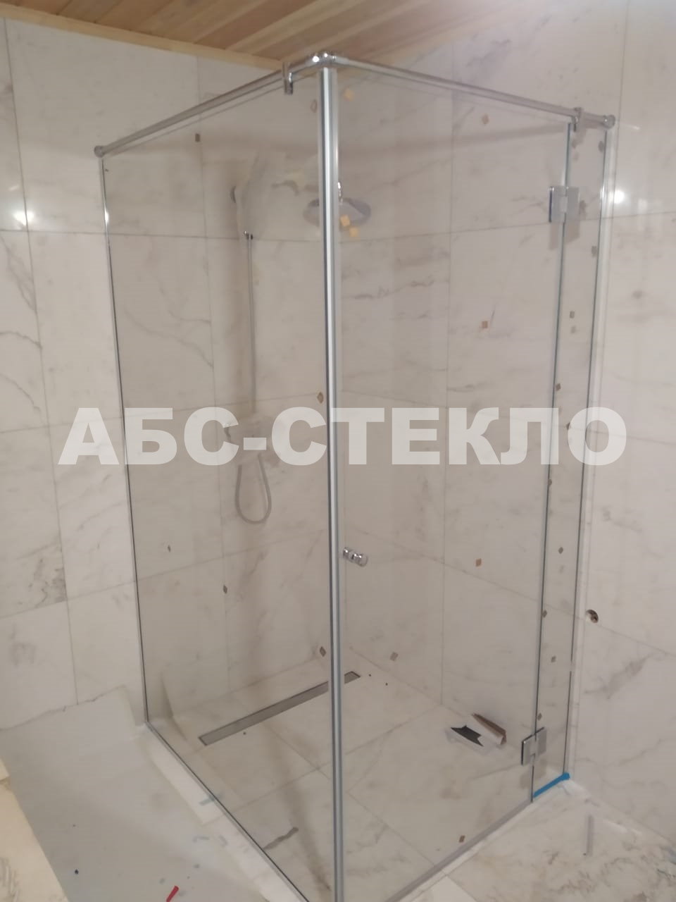 Душевое ограждение из трех стекол