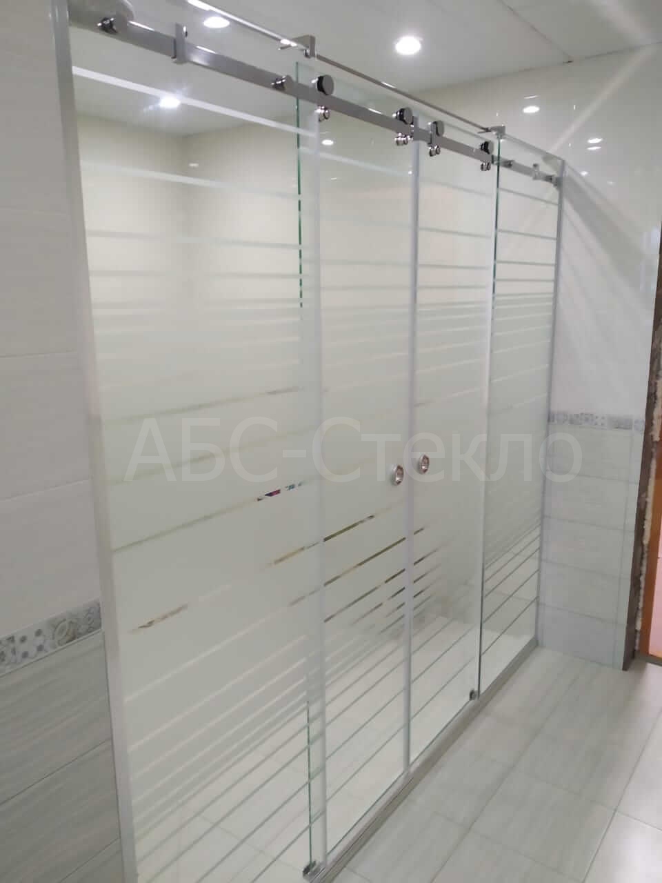 Симпатичная стеклянная перегородка с раздвижной дверью