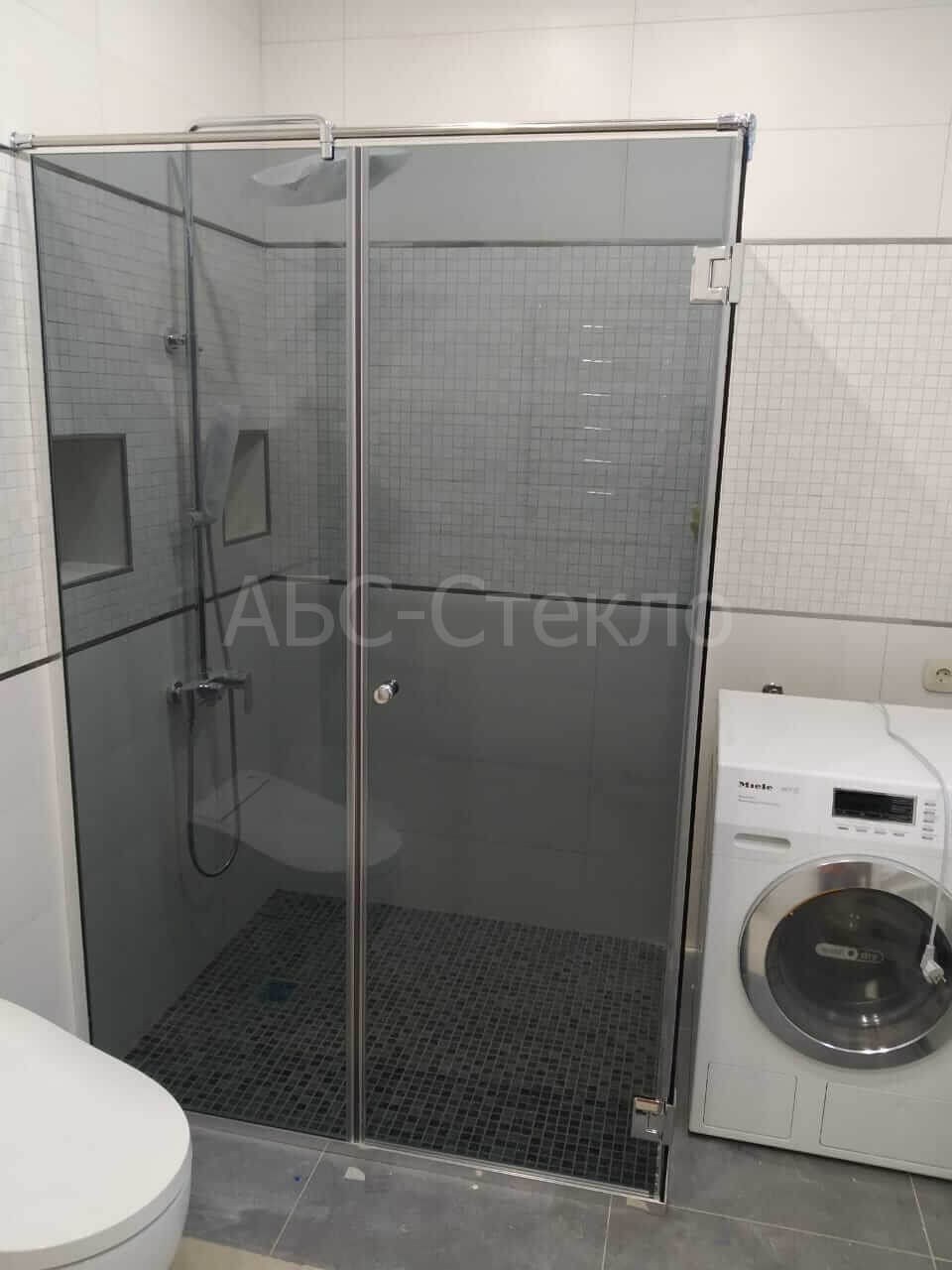 Стеклянное ограждение в душ из серого стекла
